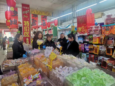 強(qiáng)化監(jiān)管保平安 冕寧縣開展節(jié)前酒類市場(chǎng)安全專項(xiàng)檢查